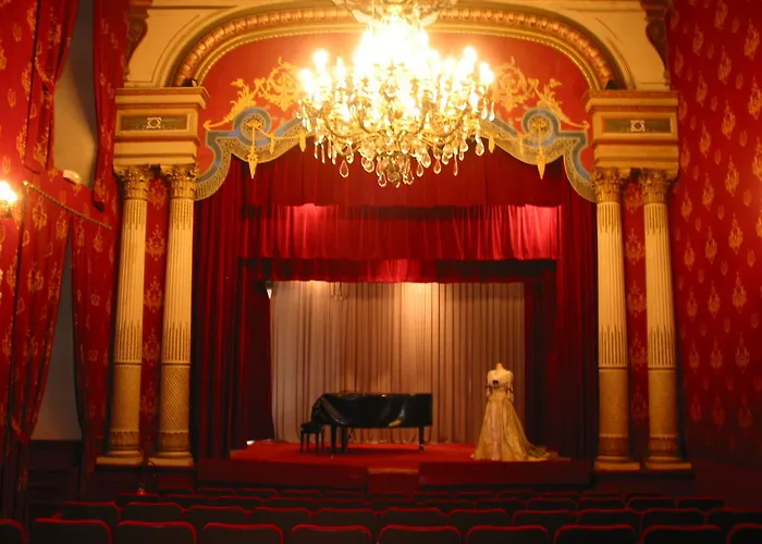 לינה וארוחת בוקר Chateau De 4*