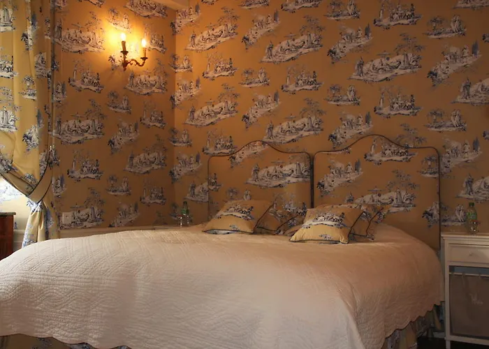 לינה וארוחת בוקר Chateau De 4*